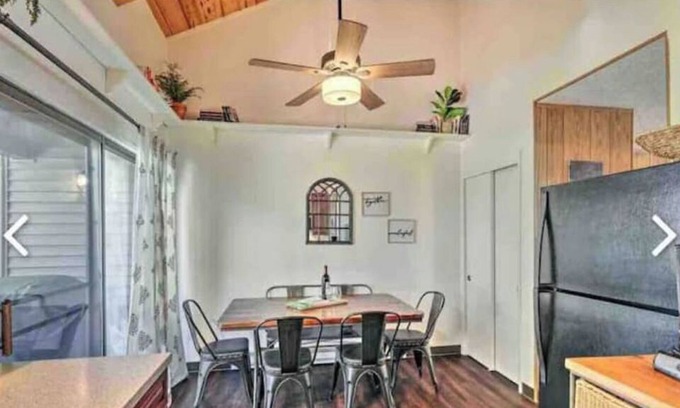 Pinecrest House | Cheerful 3-bedroom townhouse with private lake
