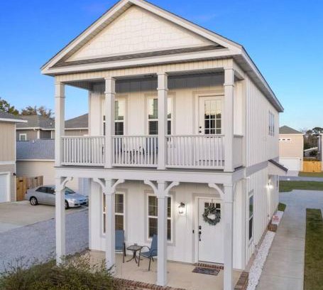 South Pensacola House | Cheerful 3BR close to downtown + double balcony