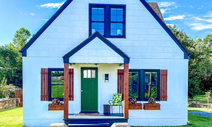 Elkton Cottage | Cheerful & charming renovated cottage close to Skyline Drive, JMU, & Massanutten