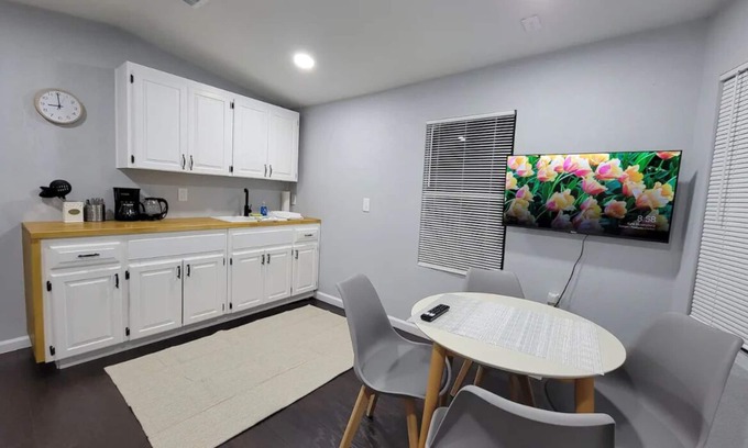 Big Pine Key Cottage | Cheerful Tiny House, 35 min to Key West, comes with free pool and parking