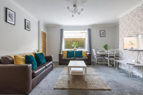 Ashington House | Chestnut House - Sleeps 4 - Pet friendly -Parking
