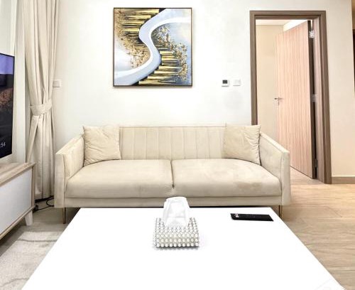 Nad Al Sheba Apartment | Chic 1BR Apartment with Pool View in Medyan