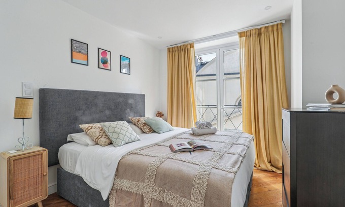 Saint-Thomas-d'Aquin Apartment | Chic 1BR Near Louvre & Musee d Orsay