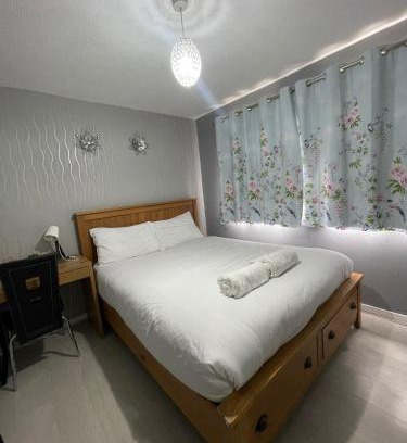 East Pilton Apartment | Chic 2 Bed Apartment with Free Parking- Recently Redecorated, 10 Minutes to City Centre