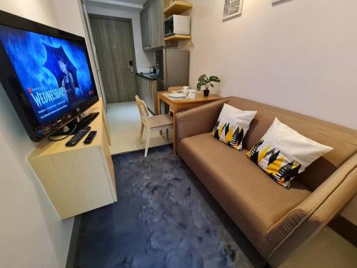 Highway Hills Apartment | Chic 2 Bedroom EDSA APT with Balcony