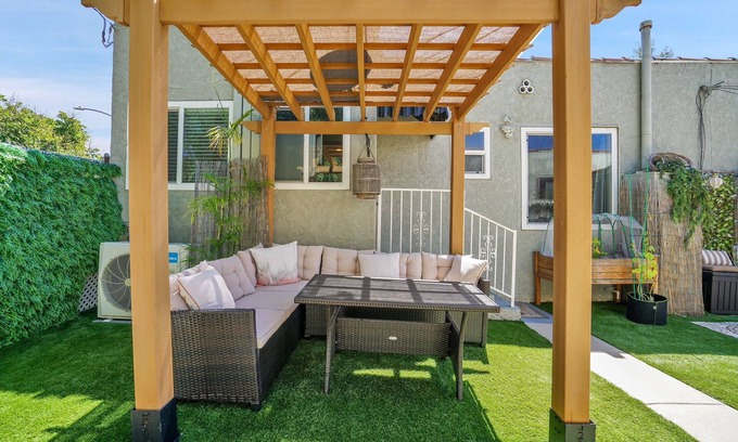 Ladera Heights House | Chic 2-Bedroom Escape in Prime Los Angeles Location - HUD-VP