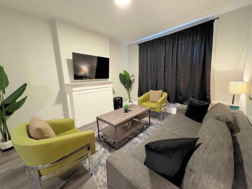 Sheffield and DePaul Apartment | Chic 3BR Hideout in Lincoln Park - Lincoln 3