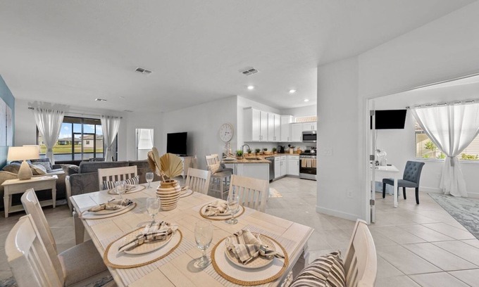 Lakewood Ranch House | Chic and elegant waterfront home in Lorraine Lakes - Patsgang