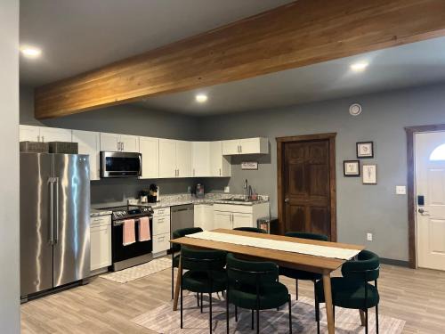 Fairbanks House | Chic Boho Groundfloor 2br In Town