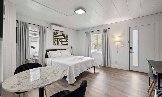 Near East Columbus Apartment | Chic City Retreat 97