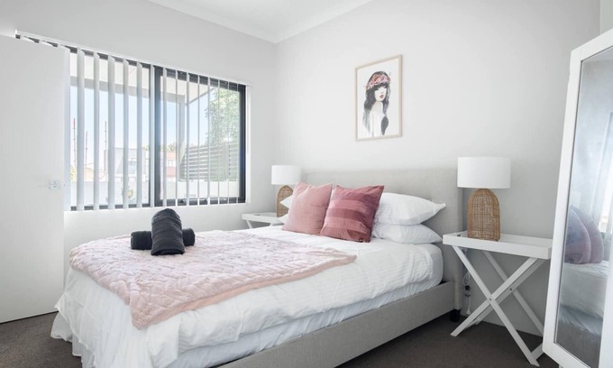 Attadale Apartment | Chic Exec 2bdr 2bath -River,FREO,Parking,AC