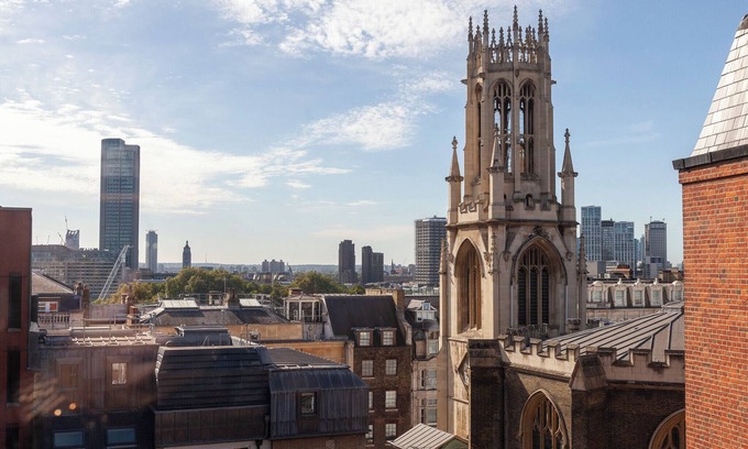 The City of London Apartment | Chic Flat with Stunning City Views