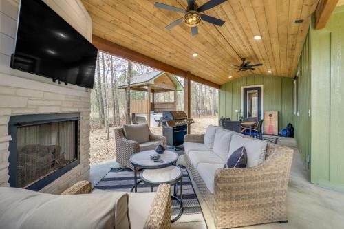 Broken Bow House | Chic Forest Hideaway in Broken Bow with Hot Tub