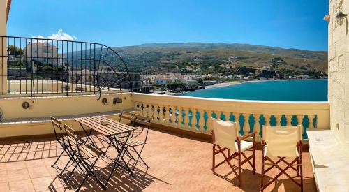 Paleopolis Apartment | Chic Magnificent Sea View Suite