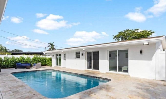 Driftwood Villa | ποΈ Chic Retreat: 3+1BR Getaway with Guest House π