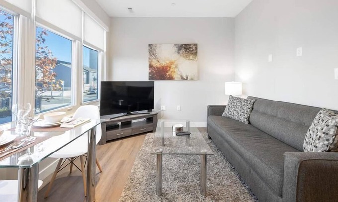 Central-Maverick Square - Paris Street Apartment | Chic Studio | Kitchen | in-unit Washer/Dryer | near Boston Harbor | GLS