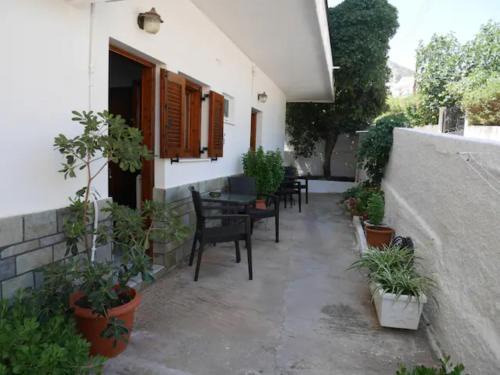 Monemvasia Apartment | Chrysoula’s Welcoming Triple Room with Yard