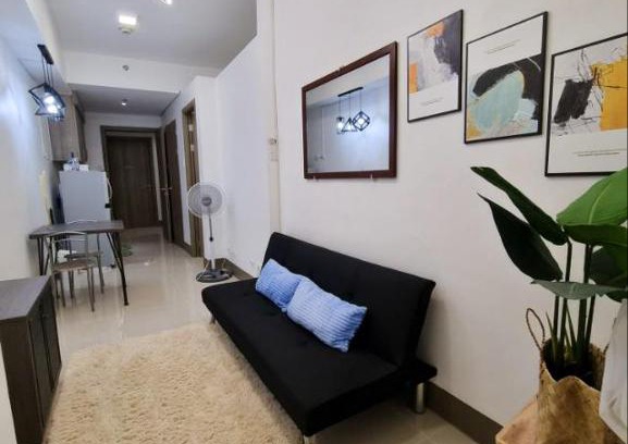 Highway Hills Apartment | Cityscape on the 38th by Han