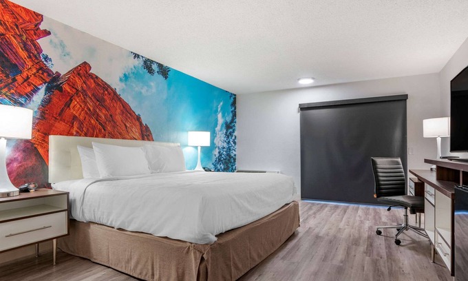 Raisin Hotel | Clarion Pointe Fresno near Yosemite