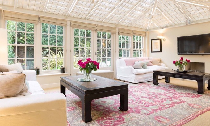 Chelsea Riverside House | Class of Its Own, by Veeve