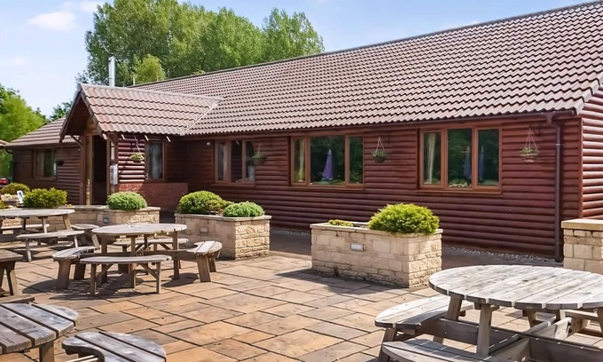 Ancaster Ski Chalet | Classic Lakeview Lodge 6