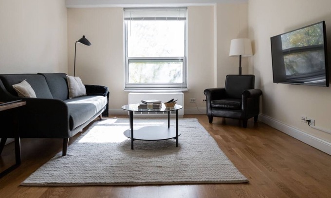 Ravenswood Apartment | Classic Ravenswood 1BR with Work Station