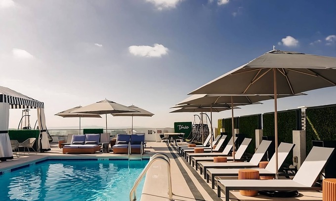 Norma Triangle House | Classic Reunion at the Rooftop Poolside Bar, Spacious Unit! Pet-friendly