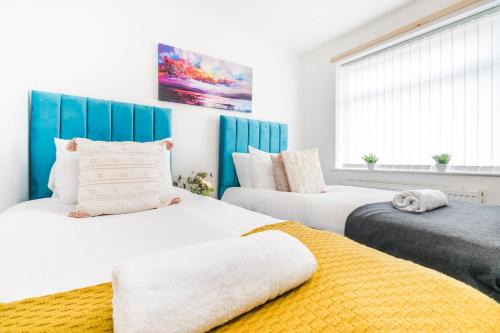 Moffat House | Classy 3 Bedroom Home for 6 Near Tividale, Oldbury-Ample Parking and WiFi, Exclusive Offers Book Quickly!