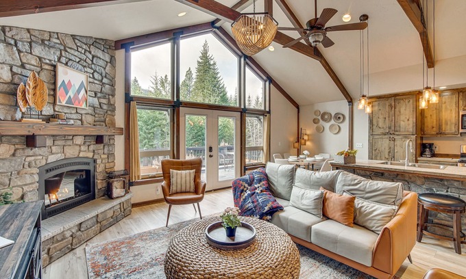 Cle Elum House | Cle Elum Cabin w/Hot Tub, Fire Pit & Deck!
