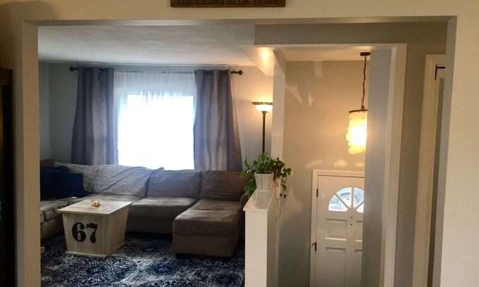 Narragansett House | Clean and Bright Beach House 5 Minutes to Beach, Steps to River