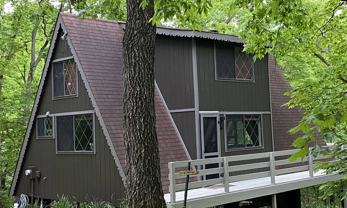 Innsbrook House | Clean & Cozy Chalet in a Relaxing Wooded Scene. Stay & Find Your “Missing Peace”