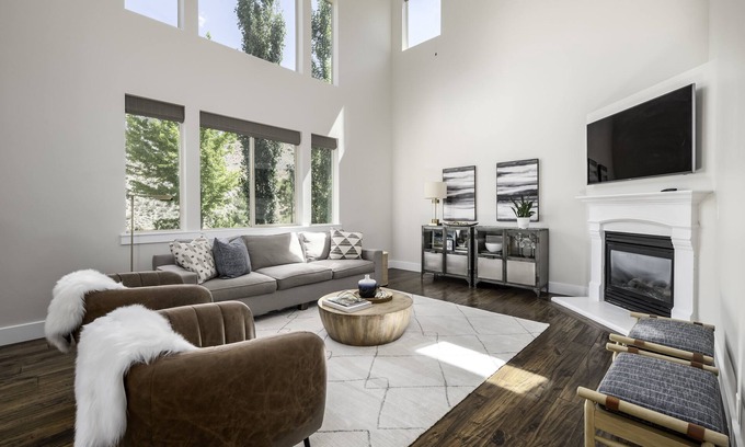 Cedar Hills House | Clean, modern, golf course home w/incredible mtn views, close to hike/golf/ski.