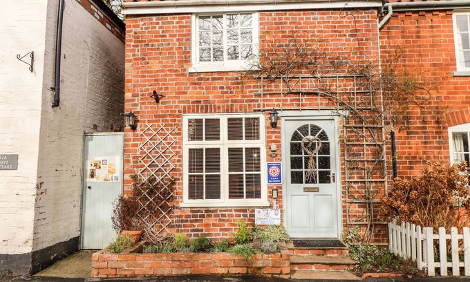 Tealby Cottage | CLEMATIS COTTAGE, pet friendly, with open fire in Market Rasen