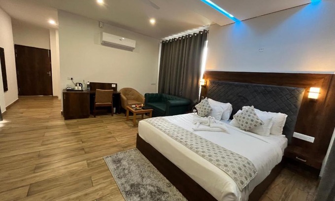 Sidhpur Hotel | Click Collection The Abode, Dharamshala