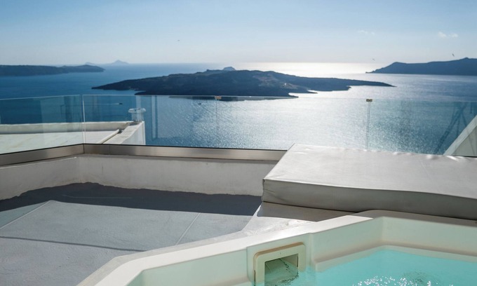 Fira Apartment | Cliff Aura Suites