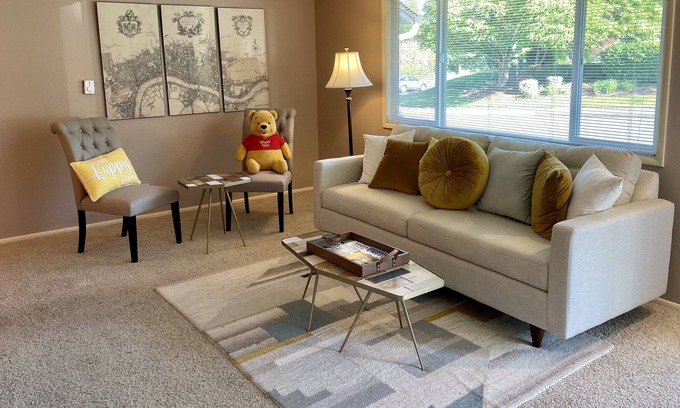 Western House | Close-in, Cute & Cozy home w/ AC 3Bdrm 2bath