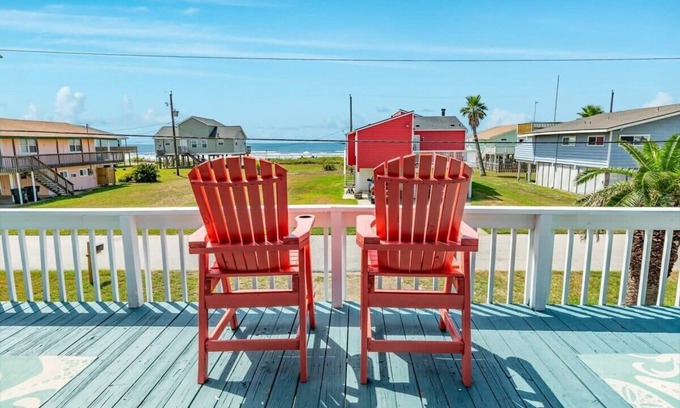 Bermuda Beach House | Close to All Things Beachy! Ocean View!