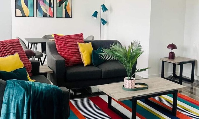 Cardonald Apartment | Clyde 52 -Modern 2 bedroom apartment next to Hillington Train Station