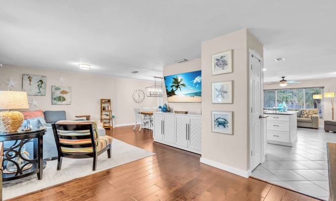 Palma Sola House | Coastal 3BR Minutes to AMI Beaches. Sleeps 9! Fun Outdoor Patio Area