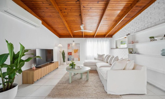 Maroochydore House | Coastal Comfort: Relax & Recharge in Maroochydore
