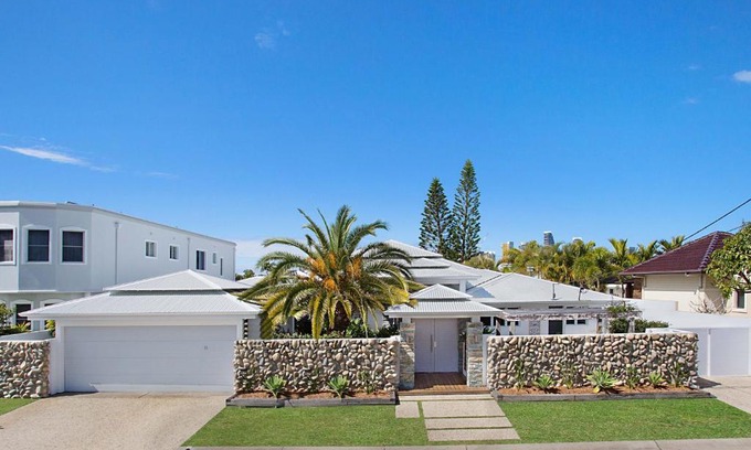 Broadbeach Waters House | Coastal Elegance