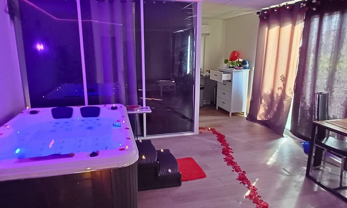 Fontaine-Bayonne-Cartoucherie Apartment | CocoonSpa Love Room Private Jacuzzi