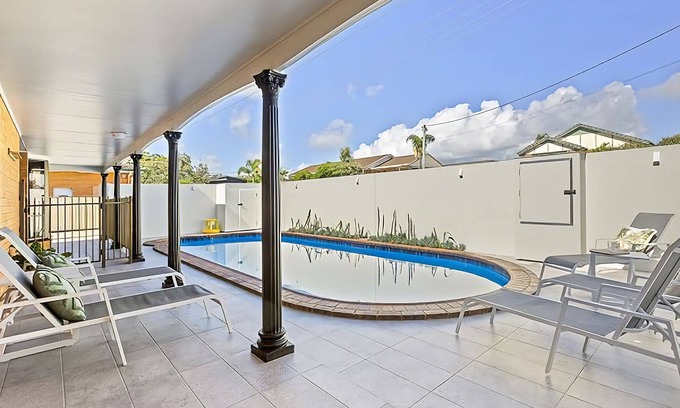 Coffs Harbour Apartment | Coffs Mediterranean Villa 2 is a one bedroom apartment in a gated complex of only 5 apartments.
