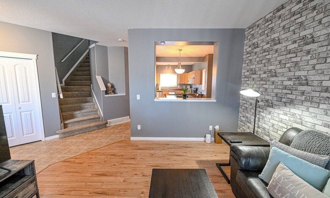 Grande Prairie House | Comfort Stay | WIFI | Smart TV | 3 Bed & 2.5 Bath