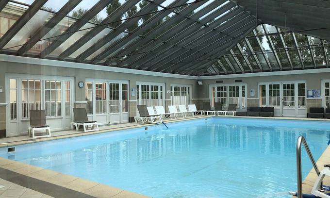 Le Touquet-Paris-Plage Apartment | Comfortable apartment with swimming pool, tennis court and parking