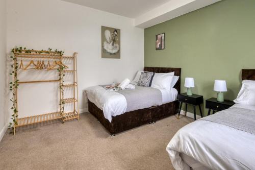 Leeds Apartment | Comfortable 3 Bedroom Home with Parking Pet Friendly Sleeps 8