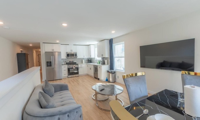 Lower Vailsburg House | Comfortable 6BR/4BA Home 2 Units in One +Great for Family Trips +Free Parking