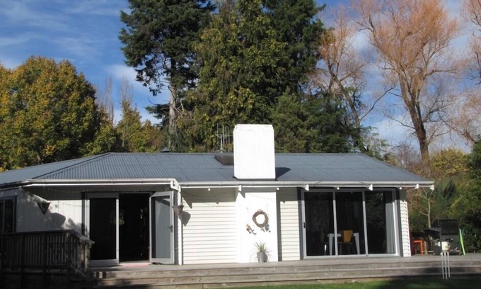 Havelock North House | Comfortable family holiday home with swimming pool close to Village and wineri