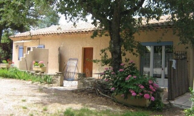 Bonnieux Apartment | Comfortable gîte in the heart of the quiet luberon countryside, ideal for families.
