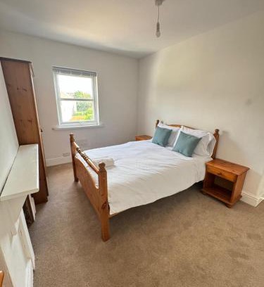 Easton House | Comfortable Room in Redfield - Easy City Access
